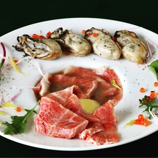 以壽喜燒風格享用多汁的牡蛎和寿喜烧即化的和牛。