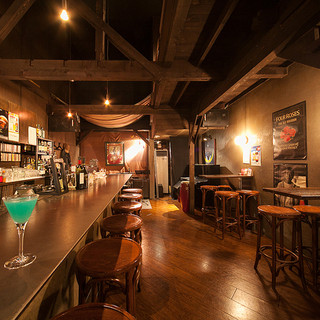 バーテンダーと会話が楽しめるお席。