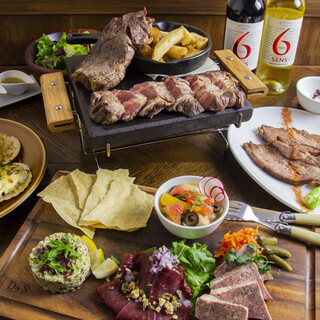 Enjoy chunks of meat and wine at a great value/all-you-can-drink course