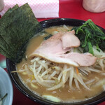 ラーメン 杉田家 - 野菜増し側