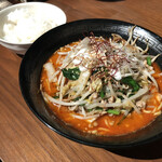 鉄板ダイニングZill - ユッケジャンラーメン(小ライス付き) 900円