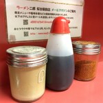 ラーメン二郎 - 【再訪】卓上のいろいろ