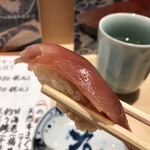 Tennen honmaguro ariso zushi - 三の皿１４３０円。寒ブリ。天然の寒ブリです。背側だと思いますが、脂と旨味のバランスが素晴らしく、煮切り醤油やシャリとの相性もぴったりで、とーっても美味しかったです（╹◡╹）（╹◡╹）