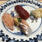 Tennen honmaguro ariso zushi - 一の皿１４３０円。甘海老、鯵、づけ。鮮度が伝わる鯵、旨味たっぷりのづけが特に良かったです（╹◡╹）（╹◡╹）