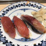 Tennen honmaguro ariso zushi - 三の皿。寒ブリ、中とろ、〆さば。中とろ、〆さばもとても美味しくいただきました（╹◡╹）。寒ブリは、脂も旨味も十分で、特に良かったです（╹◡╹）（╹◡╹）