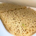 セブンイレブン - 料理写真:セブンイレブン@横浜川島町西店 ペヤング 超超超大盛GIGAMAX 納豆キムチ味 調理前の麺