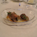 マダム・トキ - ヴァンデ産フォアグラのポワレ　フレッシュな桃と無花果のキャラメリゼ、ヴォークリューズ産サマートリュフ