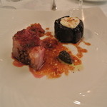 マダム・トキ - オーストラリア産仔羊背肉のロティとその“ムサカ”フレッシュシェーブルの香りタプナードとドライトマトのジュ