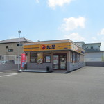 松屋 - 広い駐車場が特徴