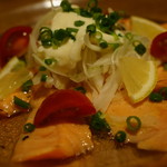 煮込みと惣菜 かん乃 - 炙りサーモンカルパッチョ