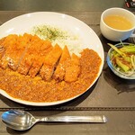 精肉・焼肉 銭谷商店 - 欧風ビーフカレーにトンカツトッピングの全景