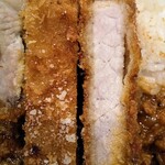 精肉・焼肉 銭谷商店 - カツは肉厚約１センチ。端の脂身が美味しかった。