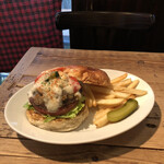GRILL BURGER CLUB SASA - 【12月のMonthly Burger】  『グリルした野菜とチキンの   自家製マサラクリームバーガー¥1250』 『Hot Coffeeセット¥270』