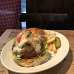 GRILL BURGER CLUB SASA - 【12月のMonthly Burger】  『グリルした野菜とチキンの   自家製マサラクリームバーガー¥1250』 『Hot Coffeeセット¥270』