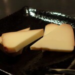 DEN - 自家製スモークチーズ