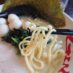 横浜家系ラーメン 吟家 - 中太麺。麺は中太と細麺のどちらか選択可