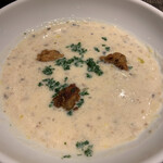 ラ・ファソン 古賀 - 白菜と茸のクリームスープ　牡蠣のフリット添え 優しい味。でもクリーミー。白菜の甘みがいい。寒い日だったので、身体が温かくなりました。 牡蠣のフリット、美味しい。