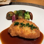 ラ・ファソン 古賀 - 国産豚フィレ肉のピカタ パルメザンチーズ風味　じゃが芋、根菜のソテー マルサラソース ちょっと甘めのマデラー酒が効いたソースが合う。火入れがいいですね。 久しぶりにピカタ食べました。薄い衣がカリッとしています。食感がよく美味しかった。 根野菜も味が濃い。手抜きがない。