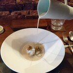 cenci - 落花生スープを注ぎます。鱧と鱧ミンチラビオリ。