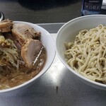 ラーメン二郎 - 今日の小つけ、麺量の差に注目(笑)