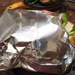 Guriru Kyapitaru Touyoutei - ちびつぬは、百年洋食ハンバーグステーキに。
      こちらのハンバーグはアルミホイルに包まれてやってきました。
      アルミがパンパンにふくらんでるのが分かるかな～？