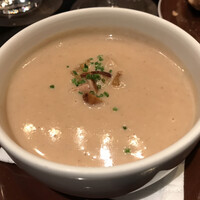 オーク ドア - 栗のスープ ふじりんご フォアグラ、熱々で濃厚だった。パンにつけて食べるとビールが進む。