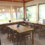 ｃａｆｅ　茶・ｃｈａ - 呉服屋さんの一角にある、白が基調の明るいBOOKカフェ。庭からは季節の花が眺められる。。。