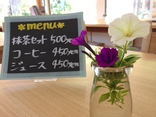 ｃａｆｅ　茶・ｃｈａ - 呉服屋さんなので、メニューはドリンクだけで、少なめ。それぞれチョコや和菓子がつく。