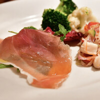 イル カルディナーレ 銀座本店 - 【ランチセットA@1,800円】前菜盛り合わせ：生ハムとルッコラ オリーブオイルがけ