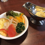 カインドコックの家 カトレア -  サーモンフライ定食：サラダ・タルタルソース