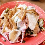 ブロンコ ビリー - 北海道産ゆりねとパリパリゴボウのサラダ(フェアメニュー)
      リンゴやイカも入ってて豪華！　美味しい！