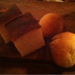 クオーレ・フォルテ - ローズマリーのフォカッチャと全粒粉のパン