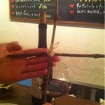 クオーレ・フォルテ - 写真奥に写った赤ワインを作った実際の枝