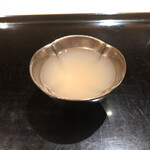 にい留 - 長万部 北寄貝のお出汁
      →低温からゆっくりと80℃へ…そのまま0.8%の塩分濃度になるまで12時間ゆっくり煮出したお出汁…味わいと旨味が深い…