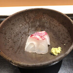 にい留 - 愛知 師崎 真鯛3㌔アップ 当日物
      →5分程度の塩当てから10℃で寝かした真鯛。当日物とは思えない旨味と熟れ方。でも食感は楽しめる。素晴らしい！