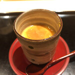 にい留 - 海鼠腸の茶碗蒸し
      →80℃で30分ゆっくりと蒸して滑らかプリン状に(^^)海鼠腸の香りと塩味、旨味とが滑らかプリンと調和します！