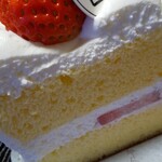 フルールきくや - ケーキの側面。イチゴとクリーム…フワフワ！
