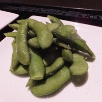 博多もつ鍋 やま中 赤坂店 - アルコールを頼んだ場合の突出しとして，枝豆