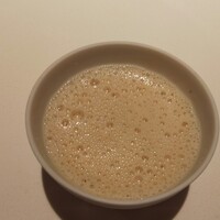 オマージュ - 菊芋のスープ。下にはフランが隠れています。