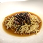 レフェルヴェソンス - タヤリン・イン・ブロード 鴨の様々な部位をトリュフとともに