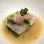 レフェルヴェソンス - 乳清で加熱した甘鯛とその骨のフュメ 枝豆 山椒