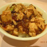 赤坂 四川飯店 - 麻婆豆腐をご飯に乗せて