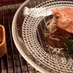 Ogata - ①こっぺ蟹(京都府間人産)、青もずく(新潟県産)
                身の穏やかな甘み、蟹味噌のコクと微かな苦み、内子のしっかりした旨みと甘み、渾然一体とした蟹の旨みが強い印象を残します
                舌の上に5秒ホールドで味わいます