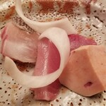 緒方 - お造り
      ③真鯛(兵庫県明石産、朝8時〆)
      ⑤やいと鰹(正式名:スマ)(長崎県対馬列島産)
      ⑥鮟肝(青森県産)
      
      ④鮃(兵庫県明石産、1日寝かせ)は後載せ