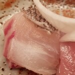 緒方 - ③真鯛(兵庫県明石産、朝8時〆)
      産卵期は春～初夏、旬は秋～晩冬
      脂のりが良く3日寝かせのような旨み&甘み
      刺身は弾力で寝かせ日数を判断し、旨みで技術を判断するのが良いと最近思う