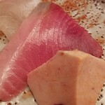 緒方 - ⑤やいと鰹(正式名:スマ)(長崎県対馬列島産)
      産卵期は初夏～夏、旬は秋～春
      鰹とは別の属で身質も異なりやや鮪寄り
      漁獲サイズは小さいですが、中トロのような脂のり、旨みもたっぷりです♪