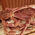 緒方 - ◯松葉蟹(兵庫県津居山産)
      正式名は頭矮蟹(ズワイガニ)
      産卵期は晩冬、旬は晩秋～晩冬
      雌の漁期は11月上旬～1月上旬
      (資源保護のため漁期が短い)
      
      雄の漁期は11月上旬～3月中旬