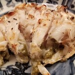緒方 - ⑧焼き松葉蟹(胴)(兵庫県津居山産)
      しっかり火入れが入ってる部分とミディアムレアのような部分があるのですが、どちらも美味しいので、焼きムラでなく、グラデーションを付けているのだと感じます。