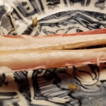 緒方 - ⑨焼き松葉蟹(鋏下1番脚)(兵庫県津居山産)
      恐らくこの日で一番しっかり火入れされた一品
      火入れするほど身はしまり、旨みは強く、風味は濃くなります。