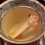 緒方 - ⑩焼き松葉蟹の爪酒(兵庫県津居山産)
      割りと熱めの燗酒でジワッと蟹の旨みが出ているようです